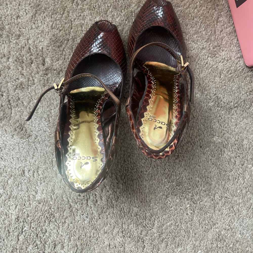 Sacco snakeskin brown heels size 9